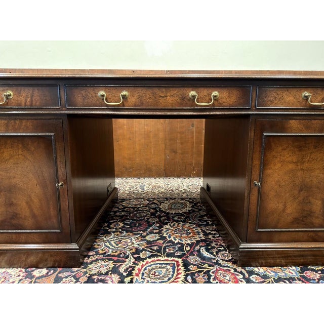 English Chesterfield Desk in Walnut and Leather For Sale - Image 10 of 18