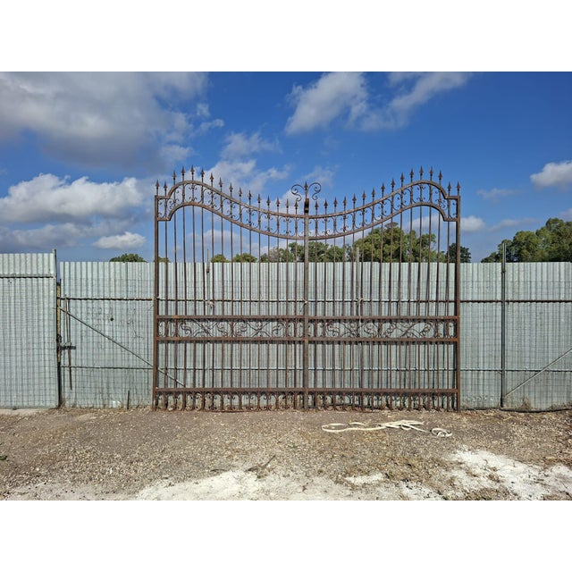 Impressive Antique Gate in Solid Wrought Iron with Spear-Shaped Top and Wavy Profile Solid and majestic antique double-...
