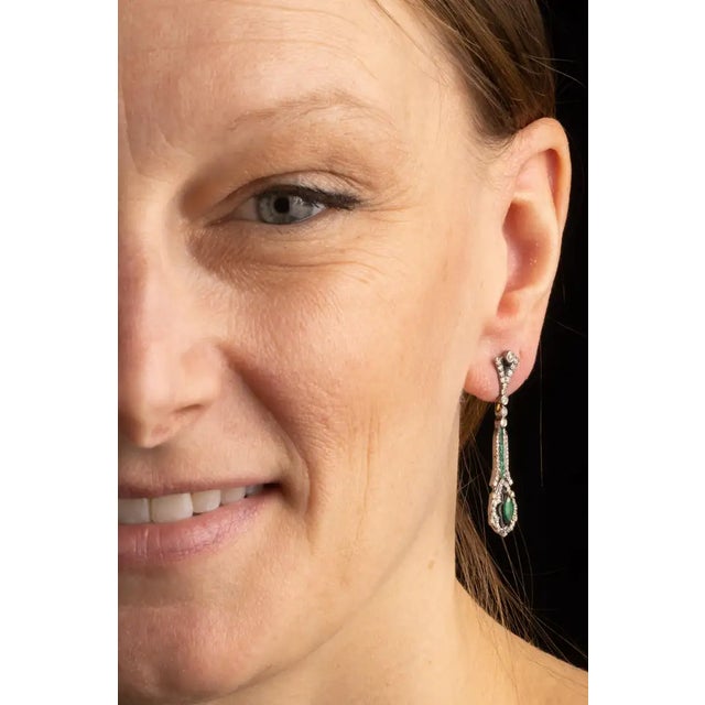 Modern Emerald and Diamond Drop Dangle Earrings For Sale - Image 3 of 5