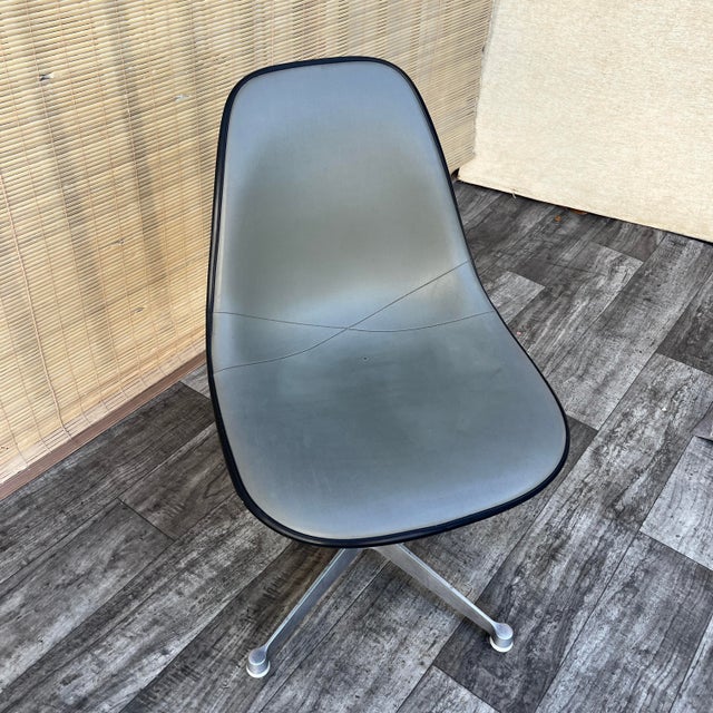 Mid Century Modern Swiveling Molded Chair by Eames for Herman Miller. Circa 1960s For Sale In Miami - Image 6 of 18