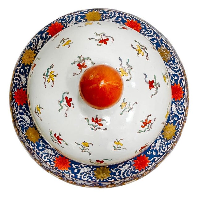 Chinoiserie Late 20th Century Large Chinoiserie Armorial Temple Ginger Jar With Lid For Sale - Image 3 of 5