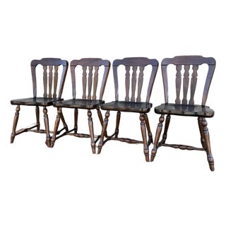 1980s Ethan Allen Old Tavern Antiqued Pine Rustic Traditional Country Chairs - Game Table / Dining Chairs - Set of 4 For Sale