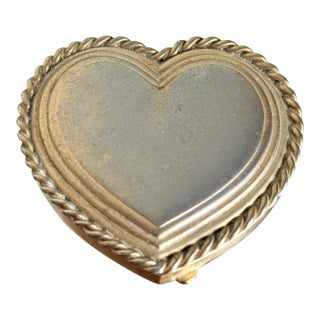 Vintage 1976 Estée Lauder “Fluted Heart” Perfume Compact For Sale