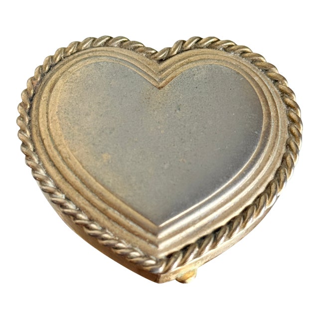 Vintage 1976 Estée Lauder “Fluted Heart” Perfume Compact For Sale