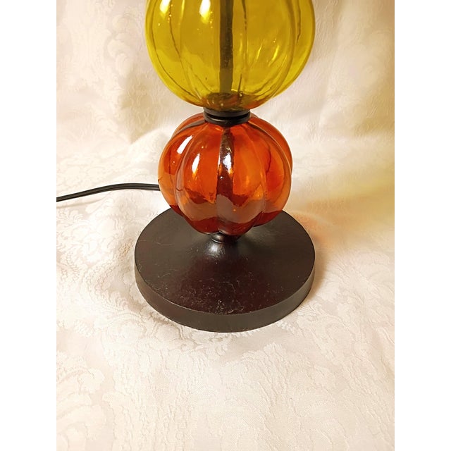 1990s Vintage Pier 1 Amber Glass Pumpkin Table Lamp Art Nouveau Copper Shade Cozy 60s 70s Retro Autumn Whimsy Decor Nostalgic Fall Lighting For Sale - Image 5 of 14