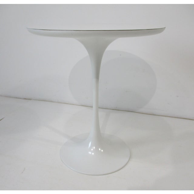 Paper Burke Tulip Side Table in the Style of Saarinen and Knoll (D) For Sale - Image 7 of 9