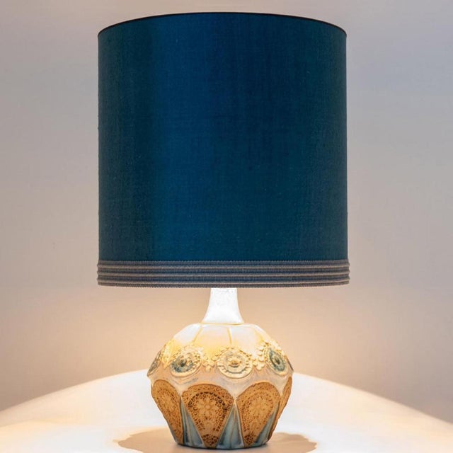 Beige Round Ceramic Table Lamp with Custom Blue Silk Lampshade by René Houben, 1970 For Sale - Image 8 of 12