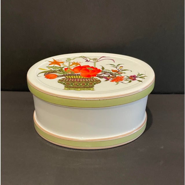 1970s porcelain box by Mottahedeh for the British Museum in the fairly rare "Chinese Woodblock" sometimes known as "Macao"...