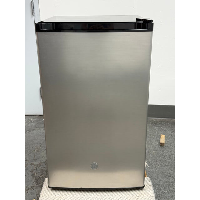 Traditional Ge Appliances Undercounter Refrigerator For Sale - Image 3 of 12