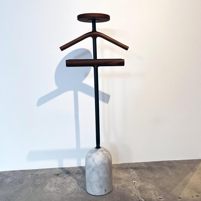 Porada Ekero coat stand with a white Carrara marble base, solid walnut Canlaetto structure and wooden tray.
