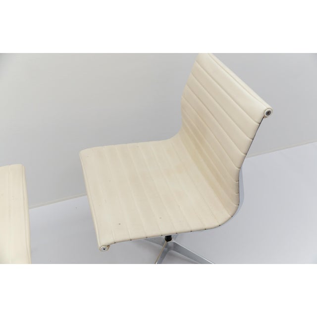 Herman Miller Vintage EA 105 Aluminum Chairs by Charles & Ray Eames for Vitra, 1970s, Set of 2 For Sale - Image 4 of 18