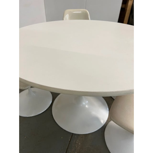 White Mid-Century Modern Eero Saarinen Style Tulip Round Dining Table and Chairs For Sale - Image 8 of 12