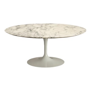 Knoll Saarinen Round Tulip Pedestal Coffee Table in Arabescato Marble For Sale