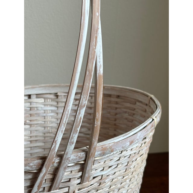 Late-20th Century White-Washed Splint Weave Wicker Gathering Basket For Sale - Image 4 of 12
