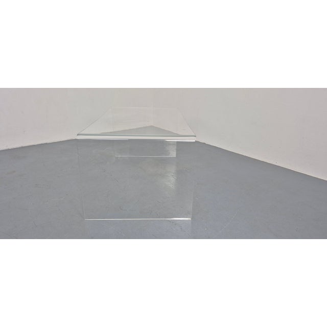 Large Acrylic Glass Coffee Table, USA, 1970s For Sale - Image 9 of 11