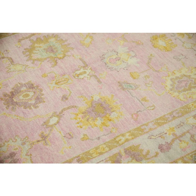 This modern Turkish Oushak rug is a stunning piece of art that has been handwoven using traditional techniques by skilled...