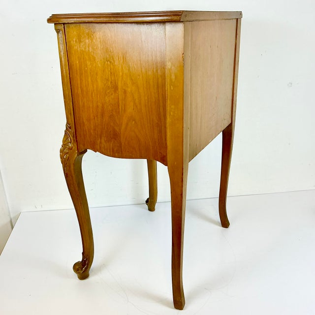 1970s Vintage French Provincial Hollywood Regency Walnut & Burl Wood Side Table or Night Stand For Sale - Image 14 of 17