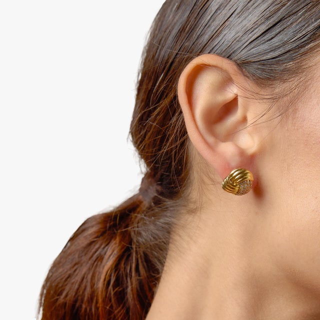 1980s Vintage Diamond 18k Yellow Gold Stud Earrings, A Pair For Sale - Image 5 of 7