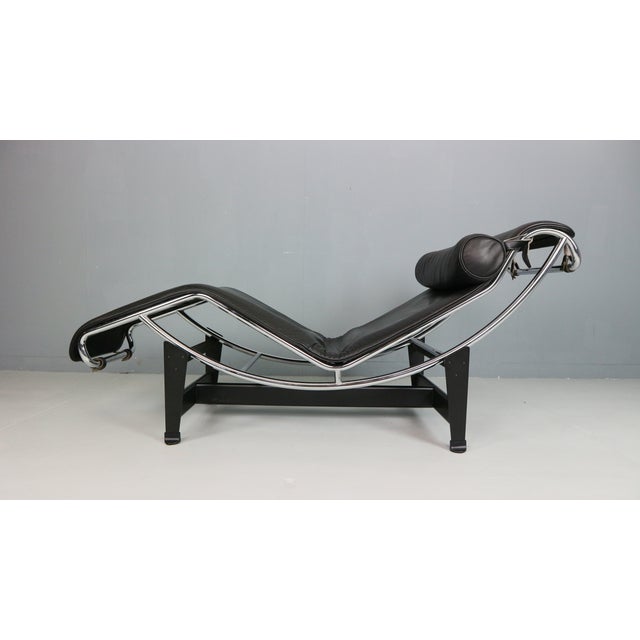 White Leather LC4 Chaise Longue by Le Corbusier for Cassina, 1980s, in Very Good conditions. Designed 1980 to 1989 I have...