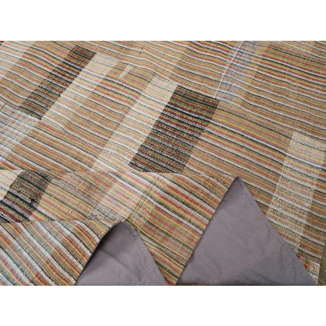 Textile Galerie Shabab Collection Mid-20th Century Handmade Turkish Flatweave Kilim Room Size Carpet For Sale - Image 7 of 8