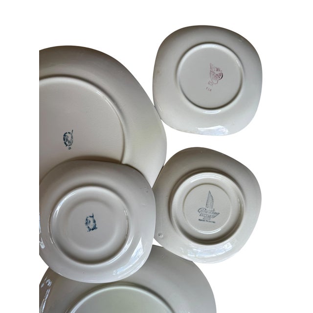 Mid-Century Modern 1950's Red Wing Pottery Lotus Pattern Square Dinner Plates Saucers Cup Set of 7 For Sale - Image 3 of 9