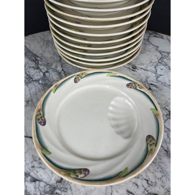 Exceptional dinnerware set from the renowned Sarreguemines brand, dating from the late 19th century. This set comprises...