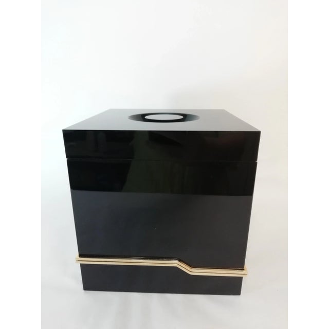 Cubic ice chest black and white methacrylate inside.