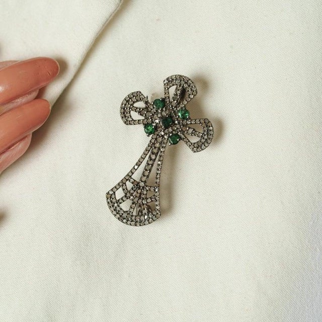 Art Deco Caratandher Victorian Filigree Cross Brooch Pendant With Emerald & Diamonds in Silver For Sale - Image 3 of 13