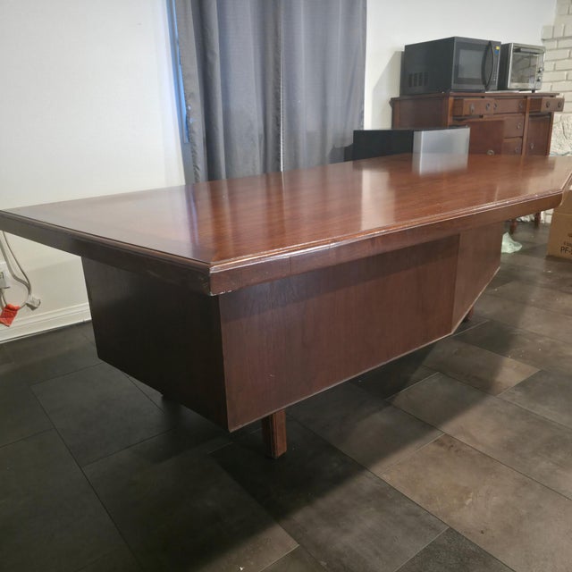 1980s Mid-Century Modern Walnut Boomerang Executive Desk For Sale In Los Angeles - Image 6 of 7