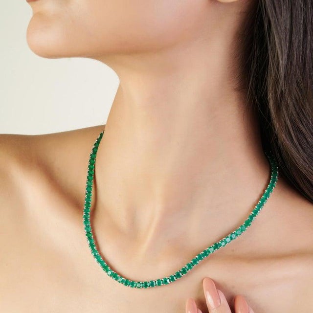 The deep, glossy green onyx stones are precisely set to create a seamless and luxurious look. With a substantial total...