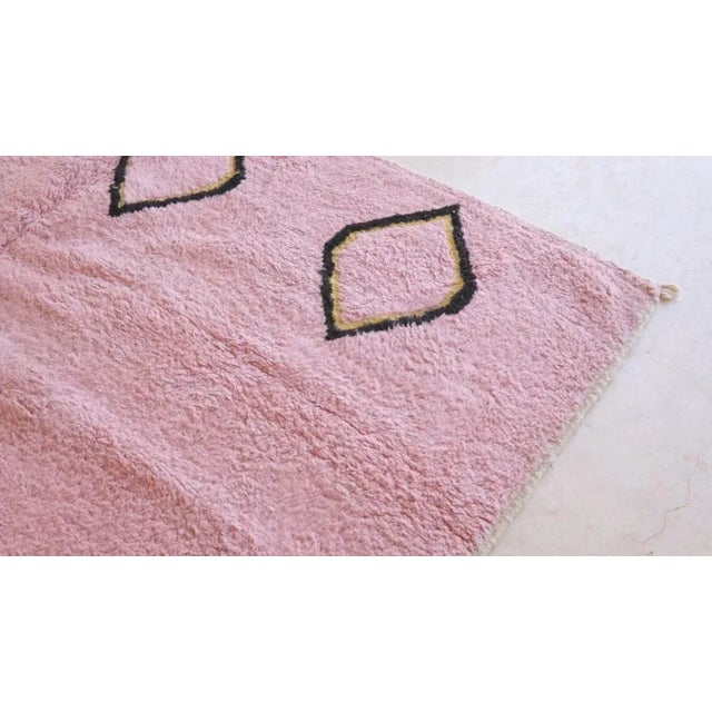 The contemporary design of this Moroccan rug features abstract designs that exude sophisticated refinement. The...