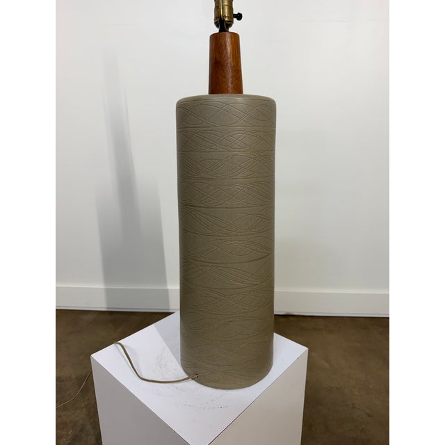 Greige Mid 20th Century Monumental Marshall Studios Martz Signed Ceramic Table Lamp With Original Walnut Finial For Sale - Image 8 of 18
