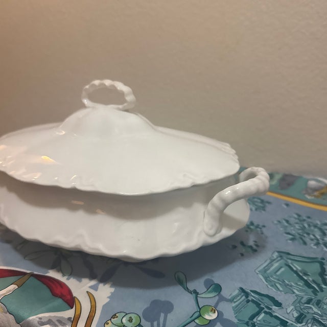 1970s Antique Haviland Limoges "Ranson" White Scalloped Oval Covered Tureen / Serving Dish For Sale - Image 5 of 8