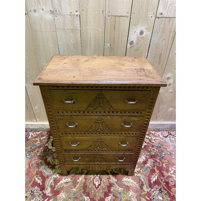 Art Deco period chest of drawers in solid oak with 4 drawers. Excellent condition and high quality.