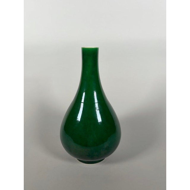 Asian Kangxi monochrome green porcelain vase (1662-1722), China, 18th century For Sale - Image 3 of 7