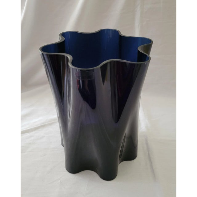 1980s Scandinavian Modern Nuutajarvi Notsjo Deep Blue Cobalt Wave Vase For Sale - Image 10 of 10