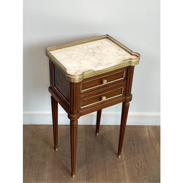 Maison Jansen 1940s Pair of wood and brass side tables with Carrara marble tops in the style of Maison Jansen For Sale - Image 4 of 12