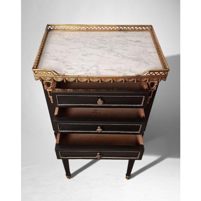 Early 20th Century French Louis XVI Revival Pair of Nightstands in Carrara Marble and Gilt Bronze For Sale - Image 6 of 18