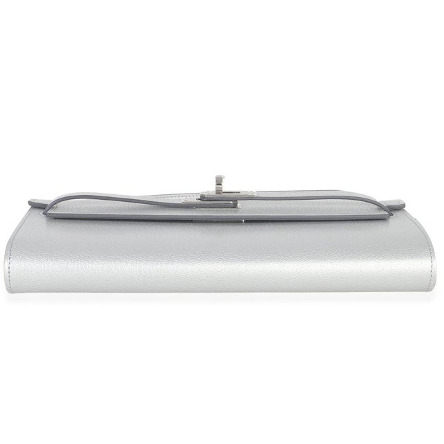 2020s Argent Metallic Chevre Chamkilight Kelly Wallet To Go PHW For Sale - Image 5 of 9