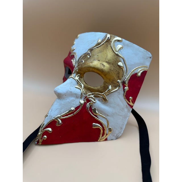 Baroque Pair of Handmade Venetian Papier-Mâché Masquerade Masks – Italian For Sale - Image 3 of 12