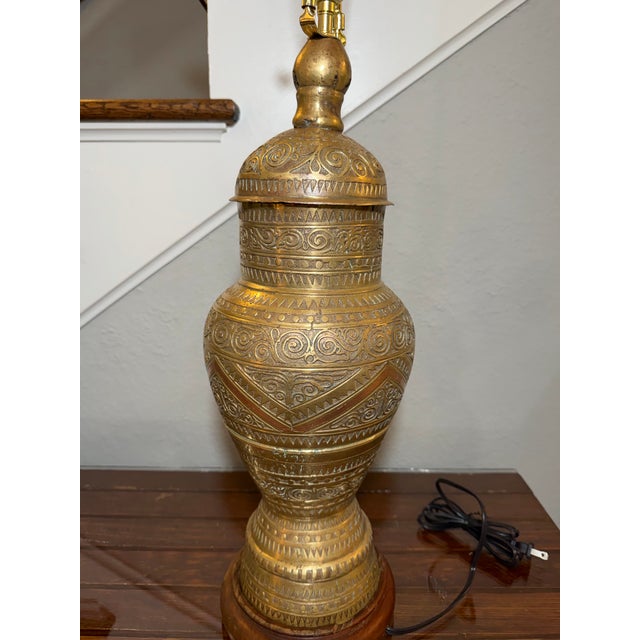 1940s 1940s Moroccan Tooled Brass Lamp With Copper and Wood Accents For Sale - Image 5 of 12