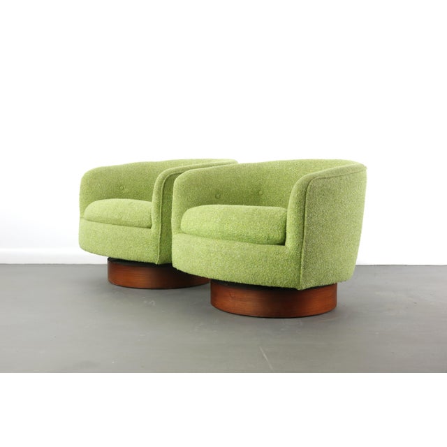 Mid-Century Modern Swiveling Barrel Chairs Attributed to Milo Baughman in Original Green - a Pair For Sale - Image 3 of 7