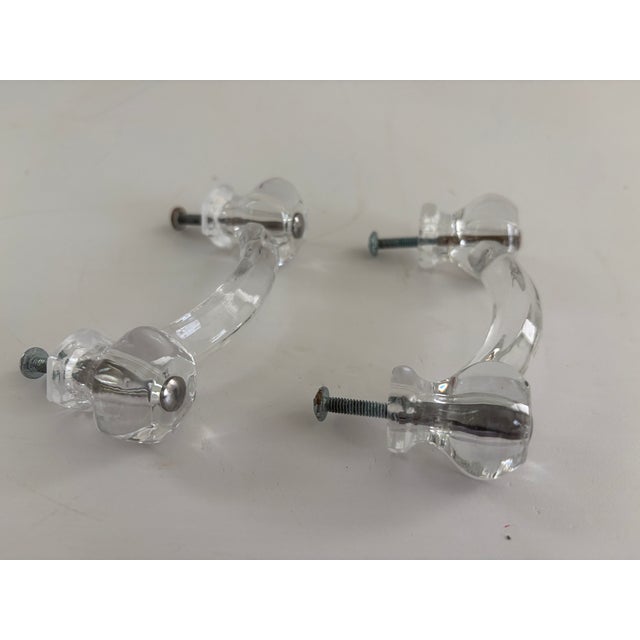 1930s Pair of Vintage Clear Glass Bridge Drawer Pulls, 1930s–1940s Glass Cabinet Knobs== For Sale - Image 5 of 18