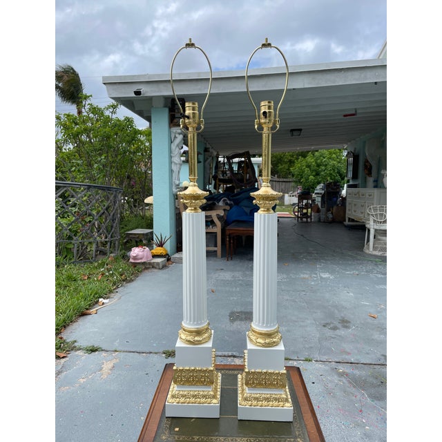 1970s Hollywood Regency Neoclassical Column Table Lamps – White Lacquer & Gilt Gold Leaf - a Pair For Sale In Miami - Image 6 of 9
