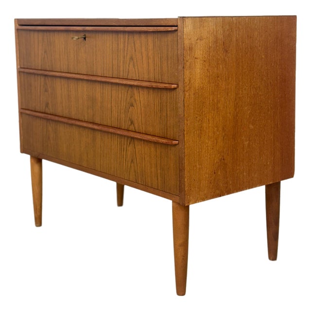 Mid-Century Modern Chest of Drawers in Teak For Sale