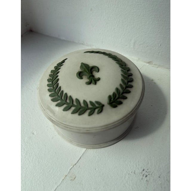 Green Vintage Italian Vanity Set, Fleur De Lis Ceramic Bud Vase and Lidded Trinket Box For Sale - Image 8 of 10