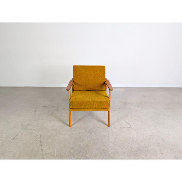 We are offering a beautiful vintage armchair/easy chair from the 1970s for sale. The upholstery fabric is reminiscent of...