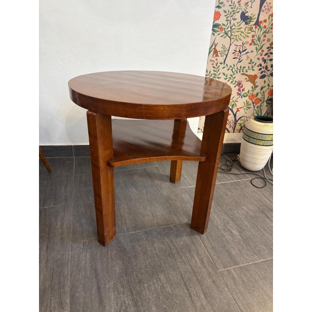Round Art Deco table/coffee table/salon table 1930s, walnut veneer in restored condition, with a shelf