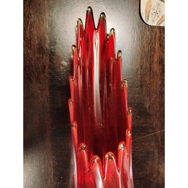 1960s Large Le Smith Diamond Butt 16 Fingers Swung Vase Amberina 24 Gorgeous Red For Sale - Image 10 of 11