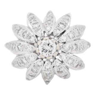 Vintage Flower Ring 18 carat gold and diamonds, Size 5.75 For Sale